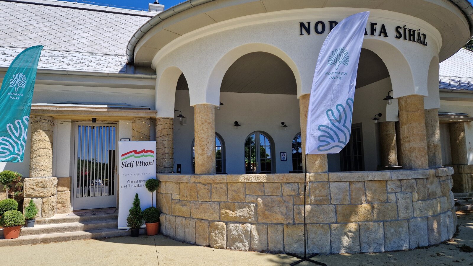 A megújult Normafa Síház étteremben találkoztak a síszakma képviselői