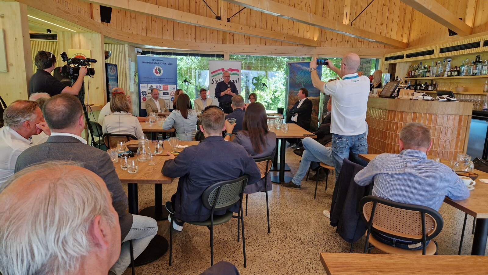 A Hegyvidéki Önkormányzat képviseletében Pokorni Zoltán mondott beszédet