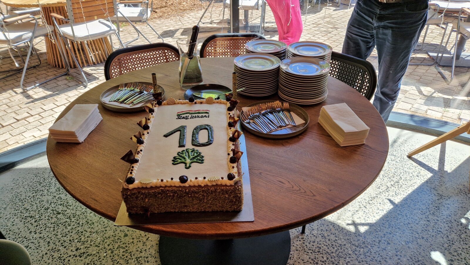 Síelj itthon! A Sí Klaszter és a Normafa Park 10. születésnapjára készült a különleges Fekete-erdő torta