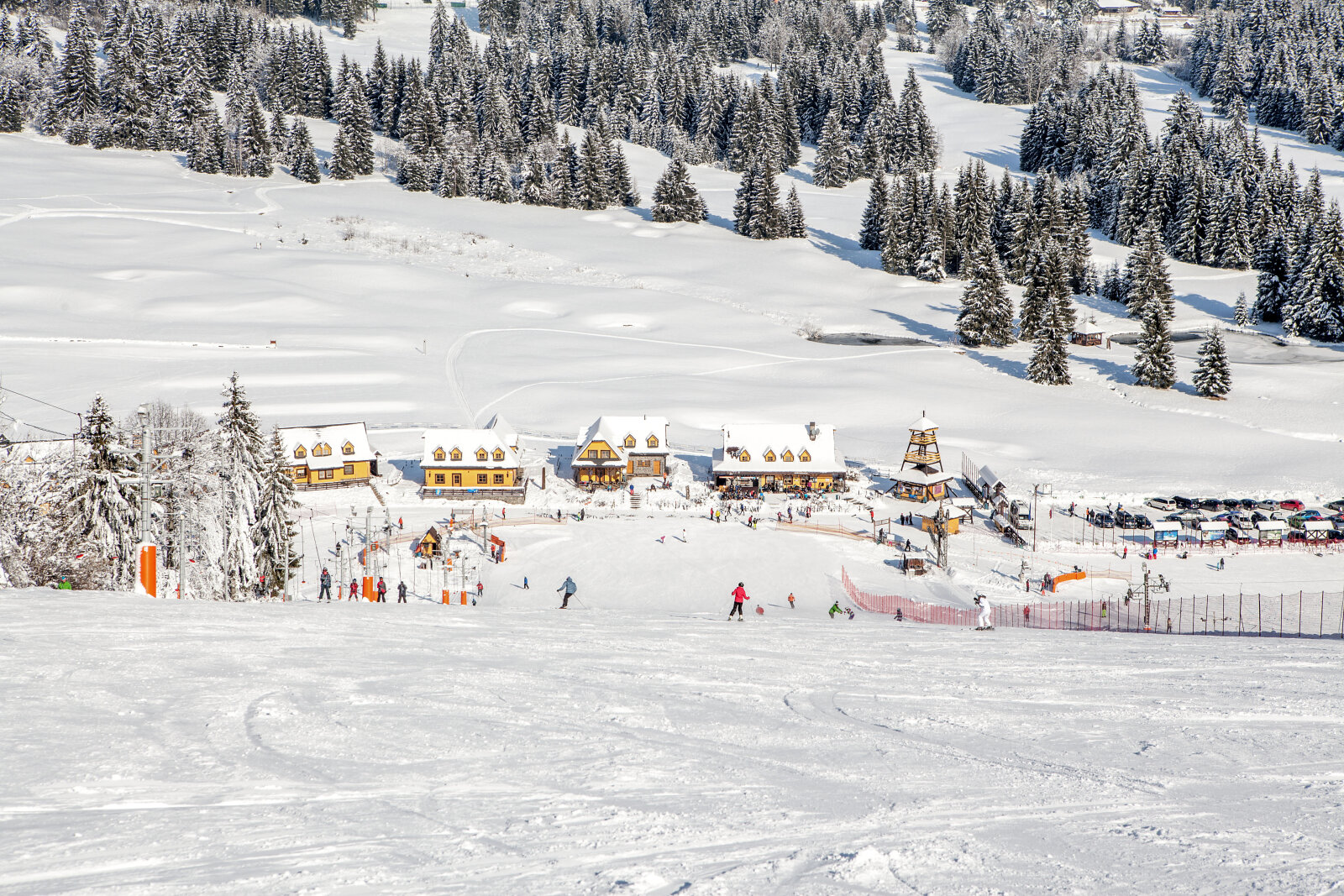 Vendéglők, síkölcsönző, kiszolgáló létesítmények a pálya aljában