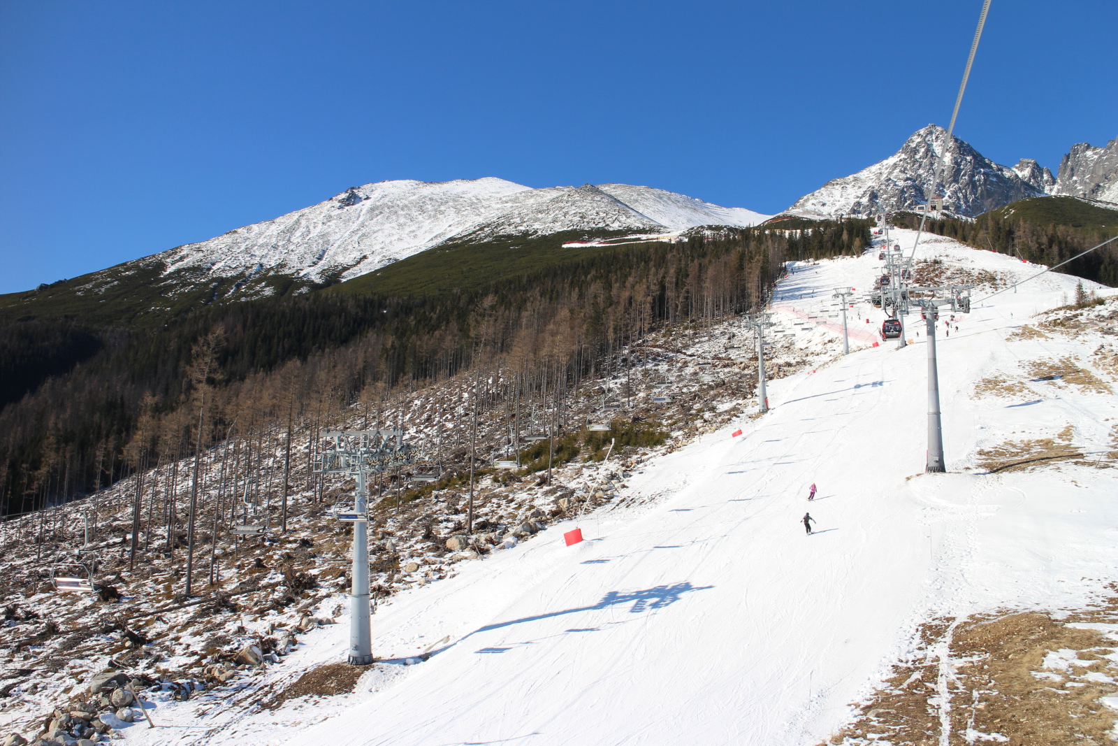 Útban a Kőpataki-tó felé: balkéz felől az enyhe lejtésű (hivatalosan piros) 3-as pálya