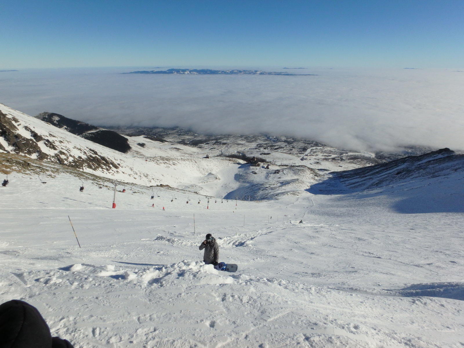 Csak egy deszkás ül a "nyeregben", inkább térdepel