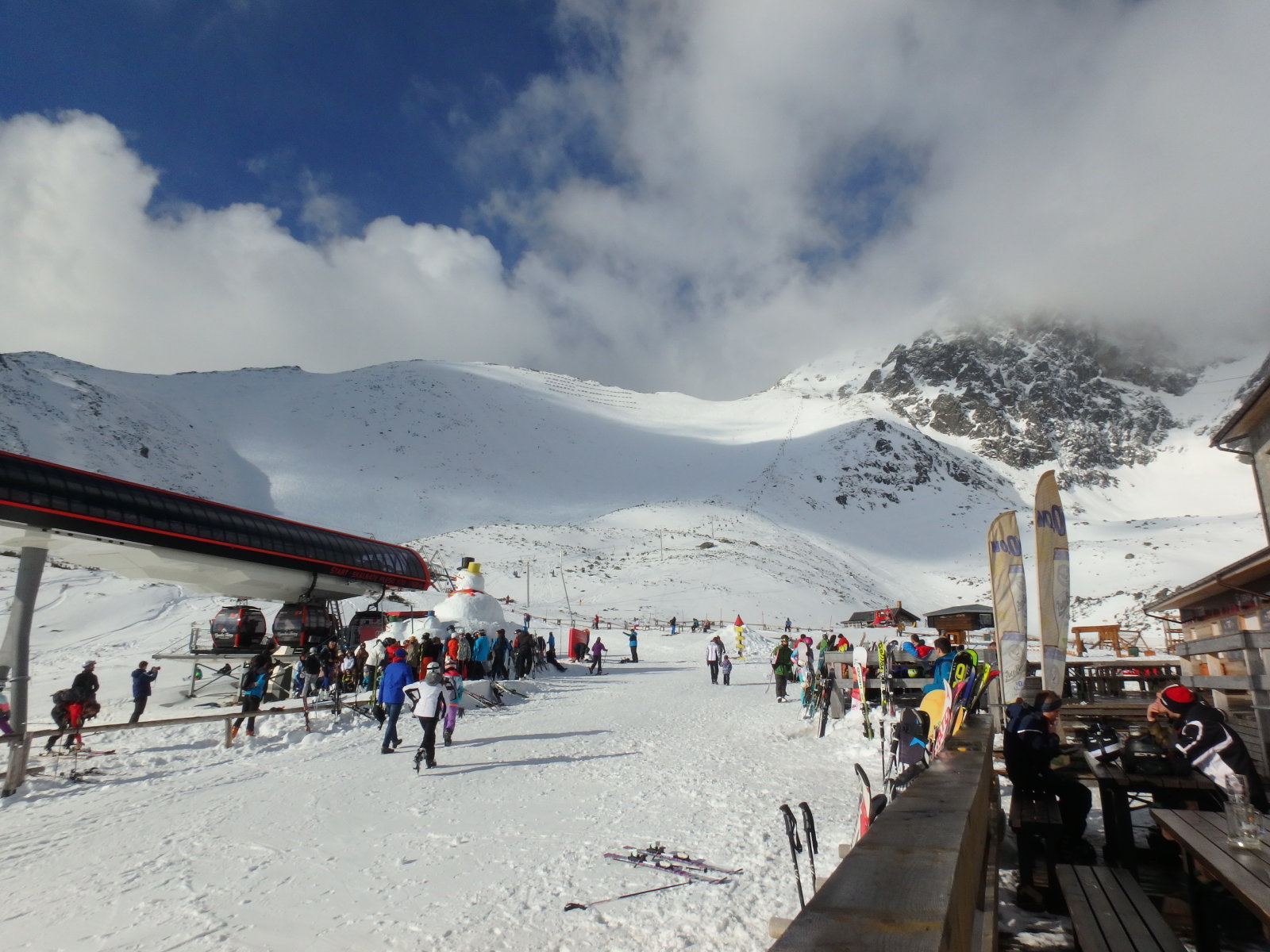 A Lomnici-csúcs is szeret bújócskázni