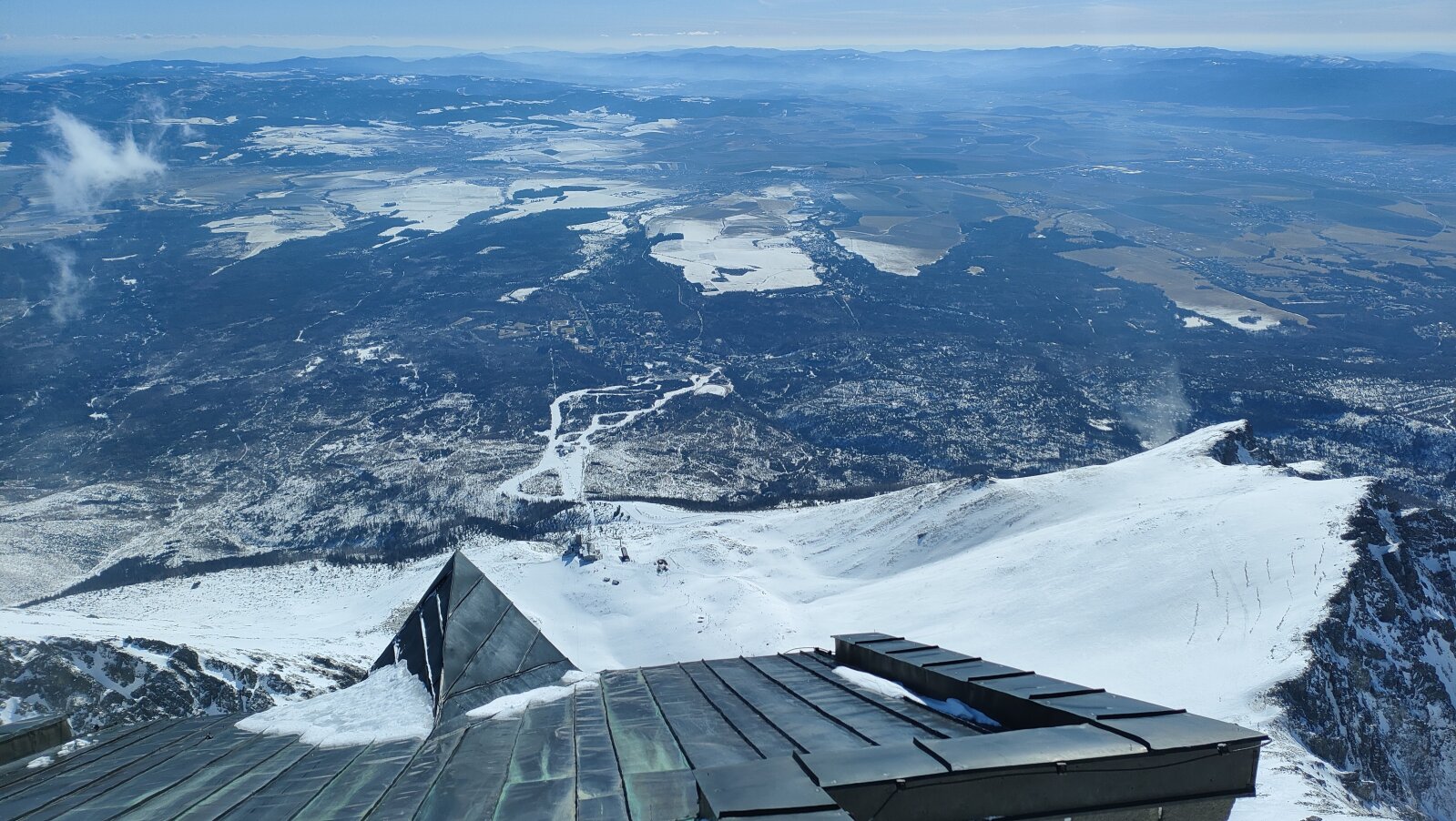 Kilátás a sípályákra a Lomnici-csúcsról