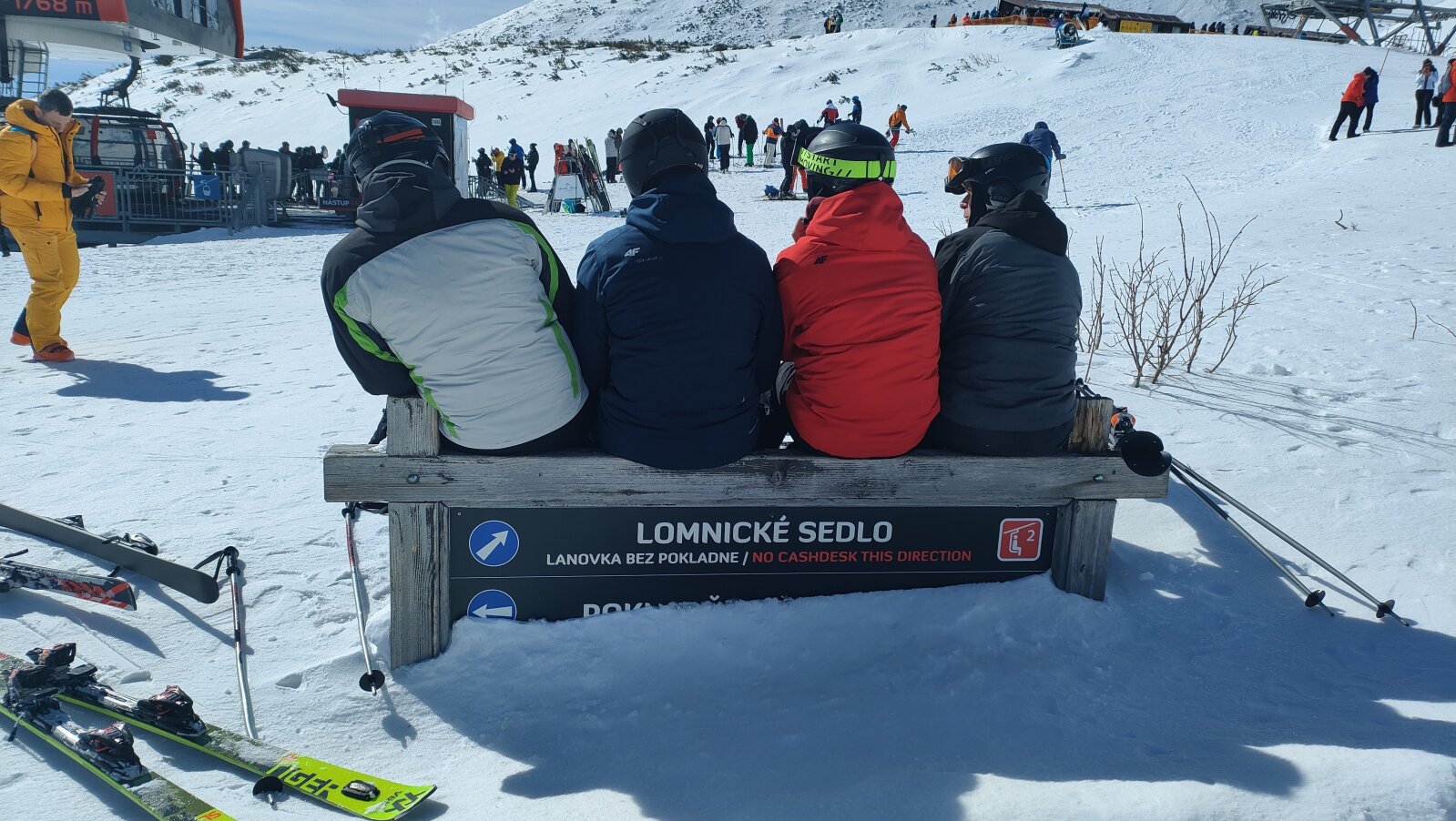 Nem kevés hó van alattunk