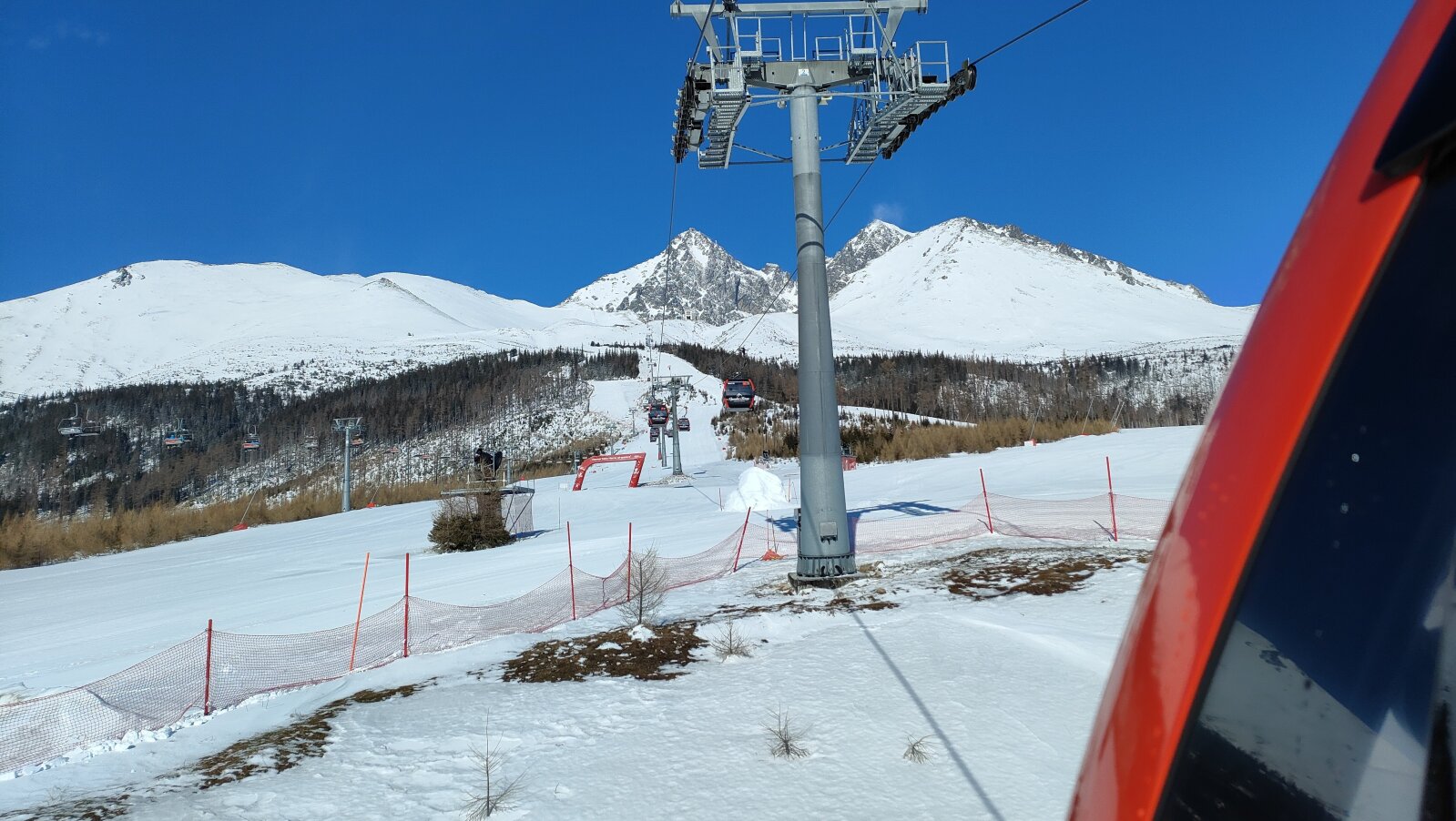 Tátralomnic: kabinos lift visz fel a pálya tetejére