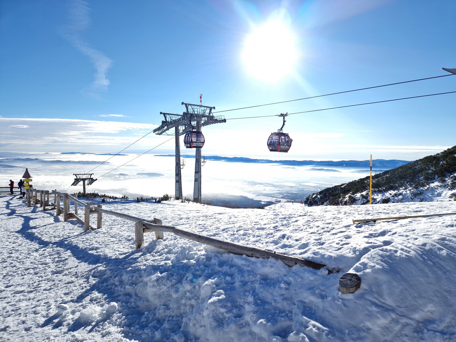 Napsütés és kék ég a sípályán