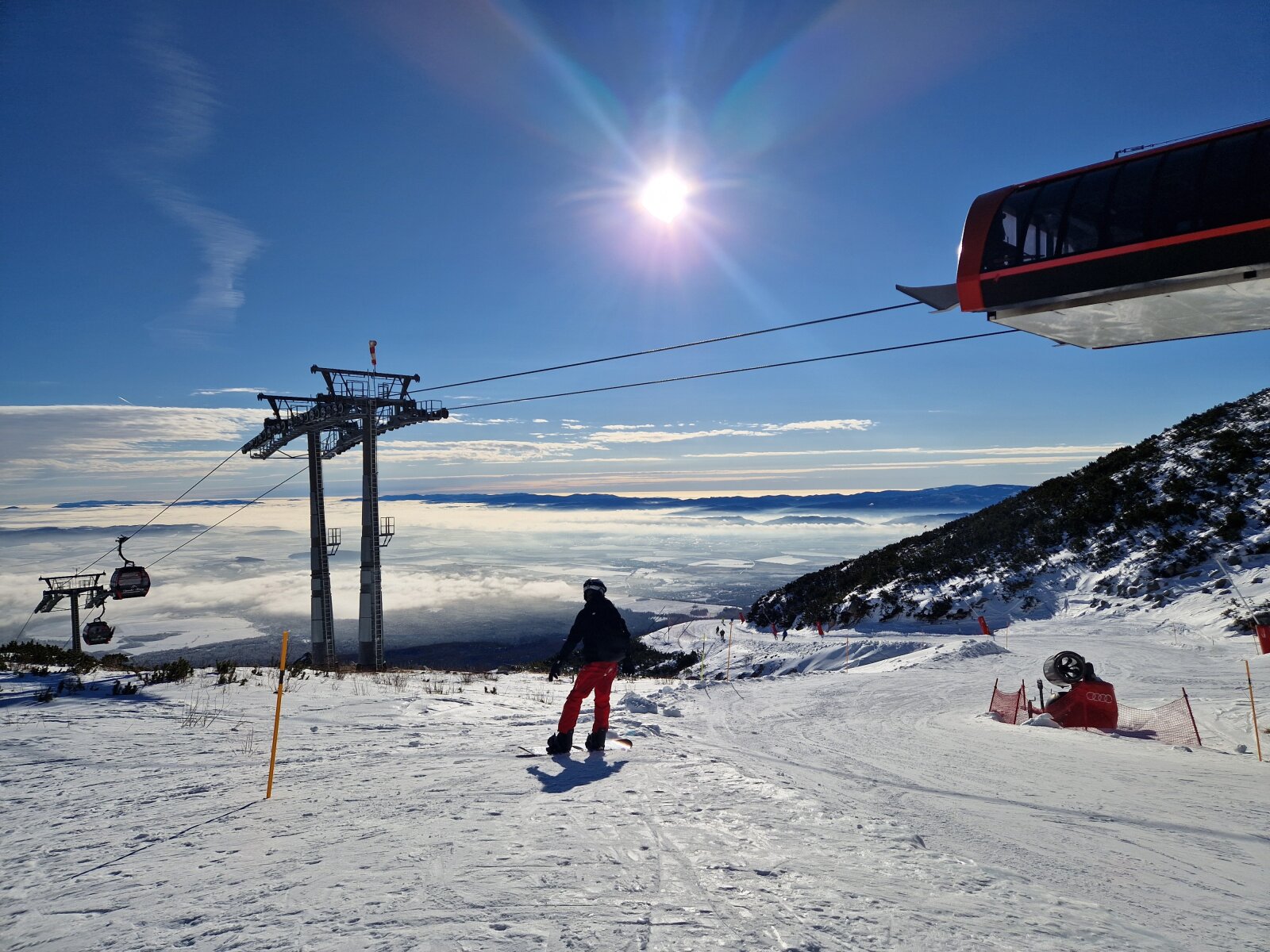 Szikrázó napsütés, kék ég 