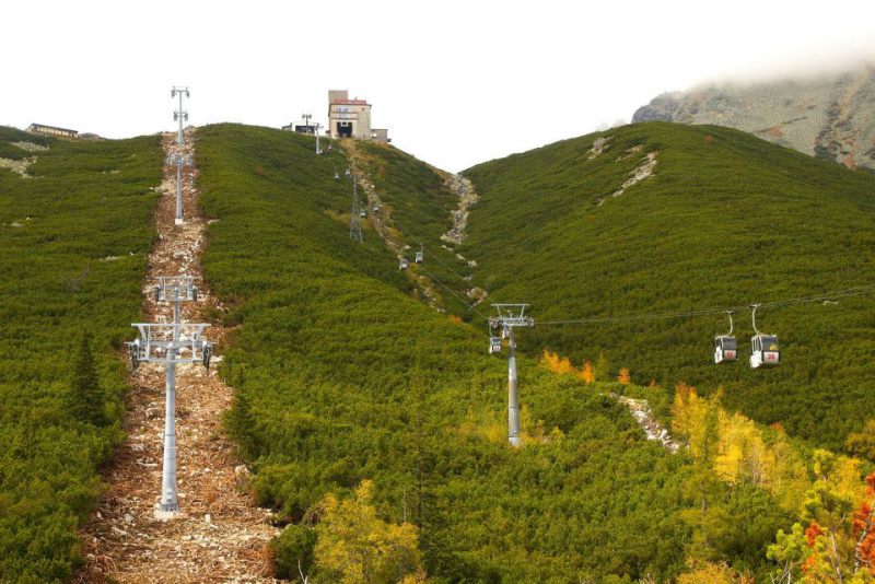 Balra az új lift, jobbra a régi