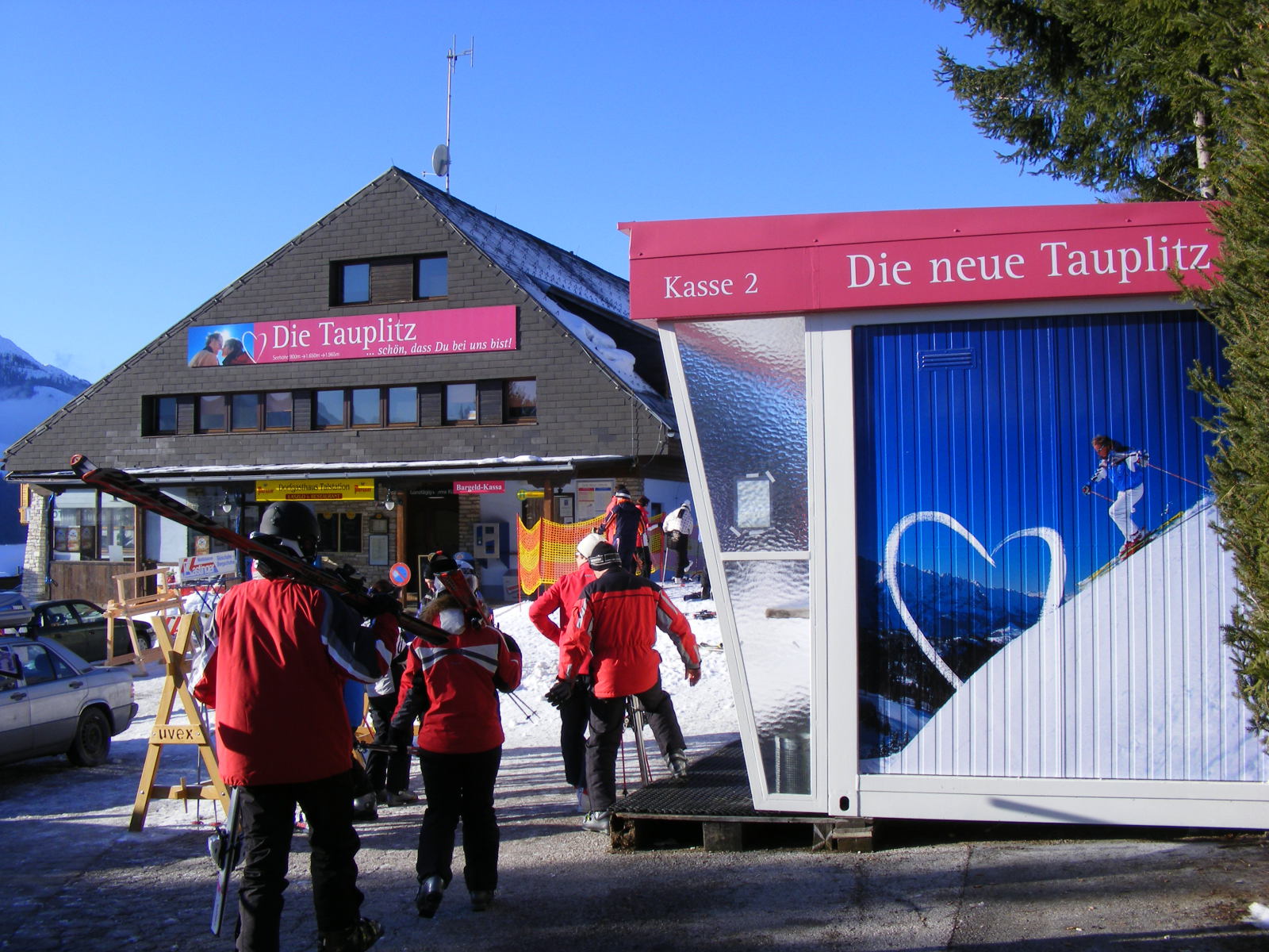 A pár éve létesült modern 2 szakaszos ülőlift völgyállomása Tauplitzban. Ide hozza a síbusz a környéken (Kulmhof apartmanház, Bad Mitterndorf stb.) megszálló síelőket.