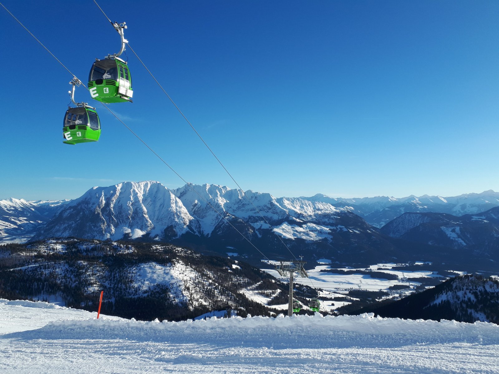 Tauplitz: a Mittelstein 8 fős kabinos lift 2 szakaszban visz fel a pályarendszer csúcsára.