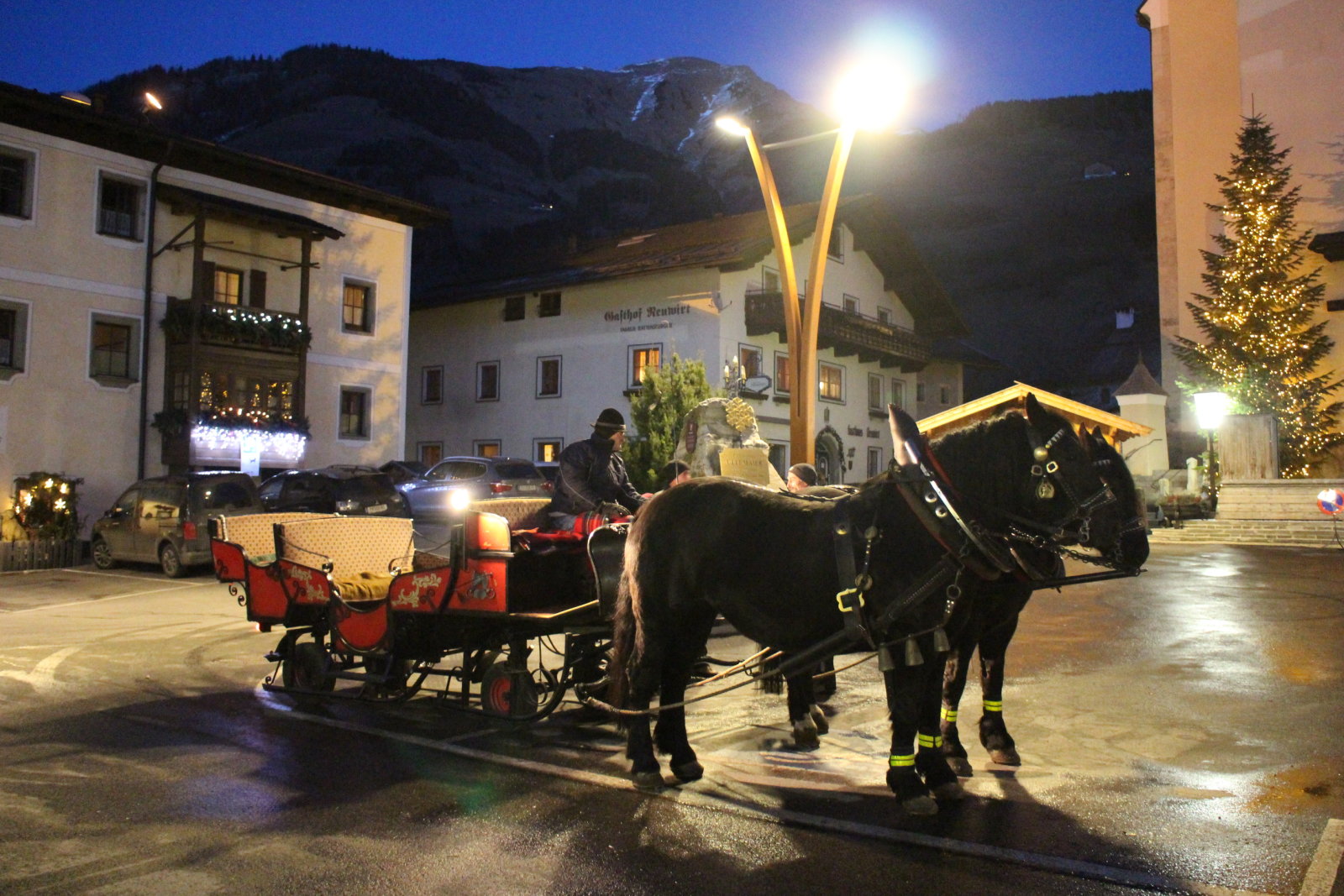 Lovaskocsi a főtéren - fotó: Síelők.hu