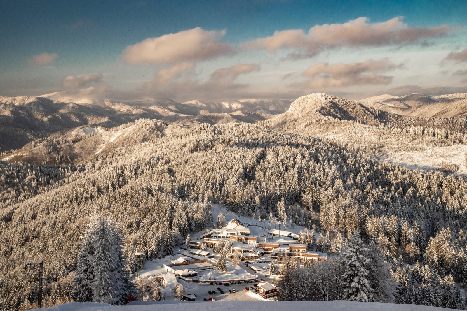 Sachticky: kilátás a sípályáról a 3 csillagos pályaszállásra