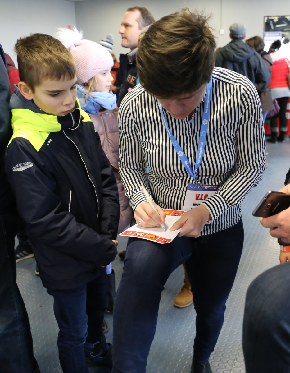 Miklós Edit dedikál