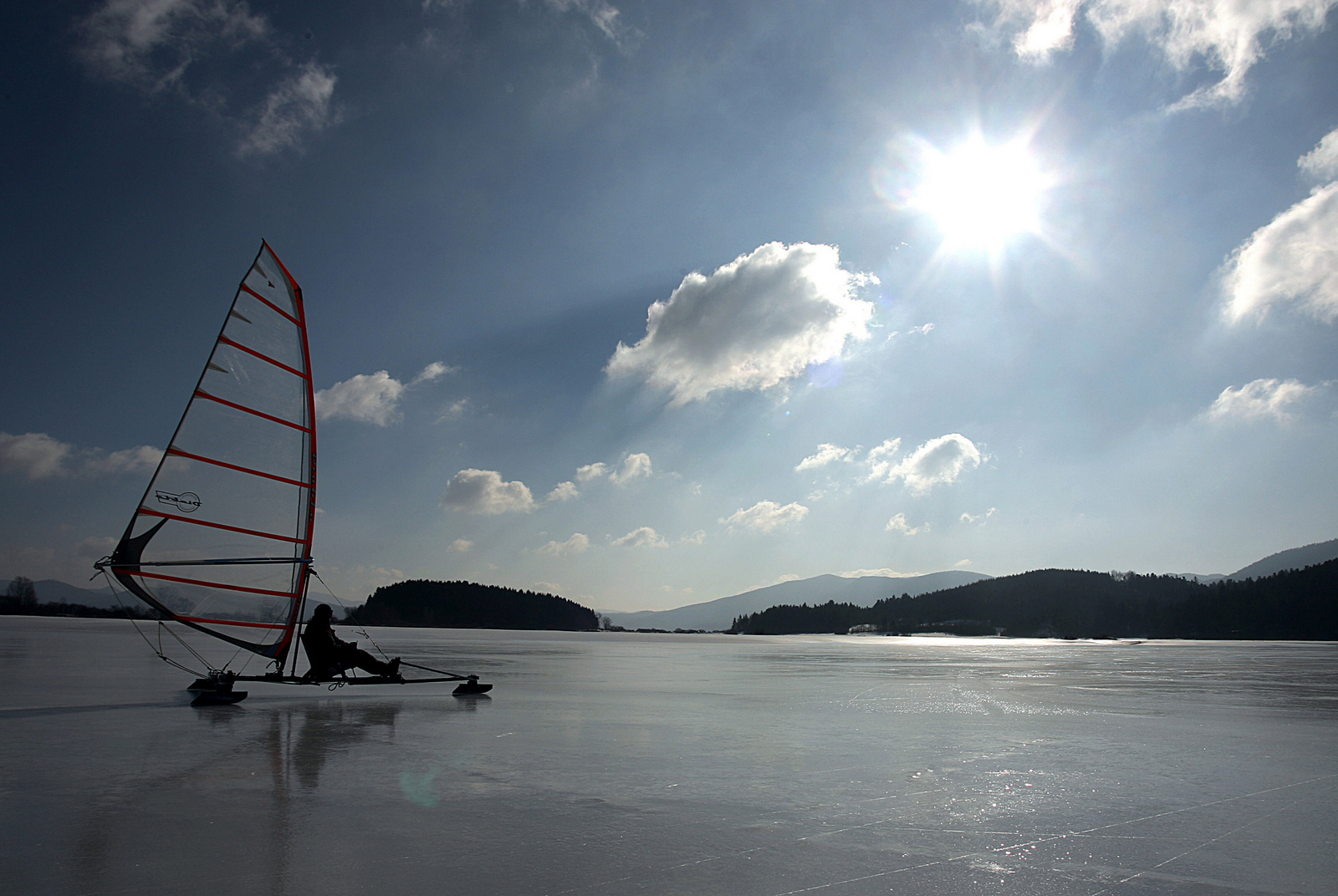 Jégszörf a Cerknica-tavon | Fotó: Bobo