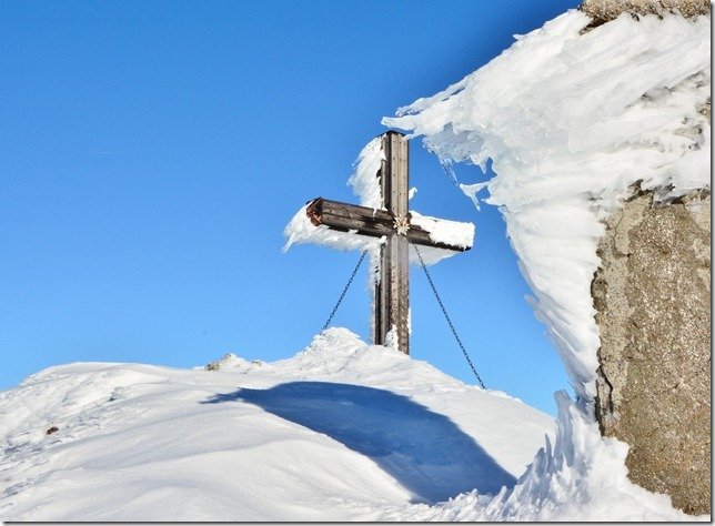 A Hohe Veitsch csúcskereszt télen 
