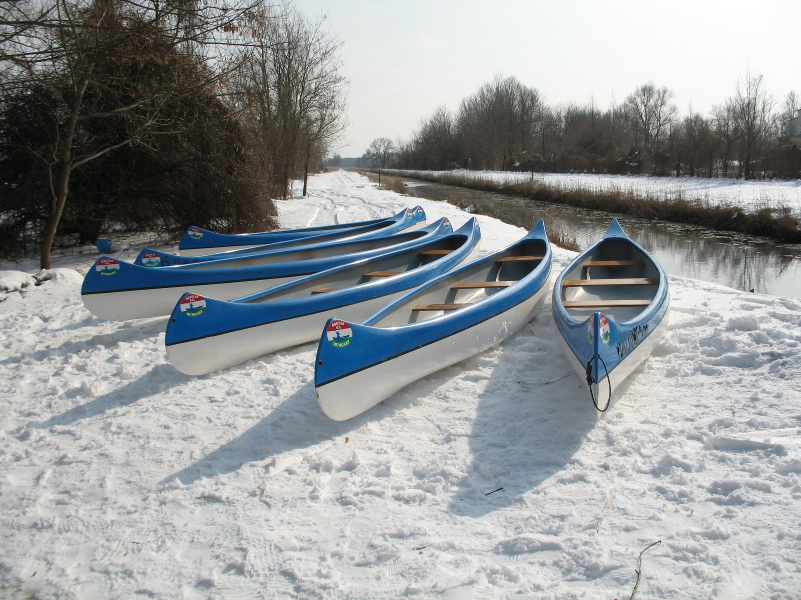 Ilyen kenukkal evezünk a Hévíz-patakon - fotó: Óbudai Sportegyesület (OSE)