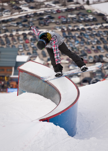 A snowboardos, az elem, és a mélyben az elmosódott parkoló - semmi más nem kell a képre - Kattints a képre a nagyításhoz