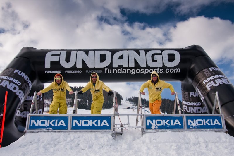 A társaság az alacsony gépállás miatt szinte fölénk tornyosul. - Kattints a képre a nagyításhoz