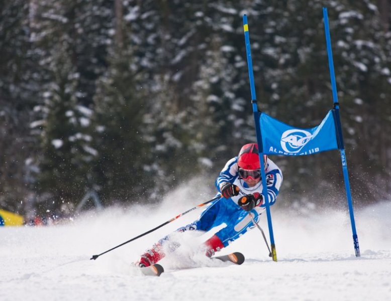 A száguldó síversenyző mozgását is megállítja az 1/2000-es záridő - Kattints a képre a nagyításhoz
