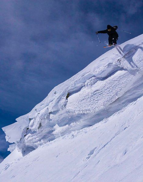 A képen szereplő letörést előre kiszemeltük, a kék ég előtt szépen elkülönül a síző sötét alakja. - Kattints a képre a nagyításhoz