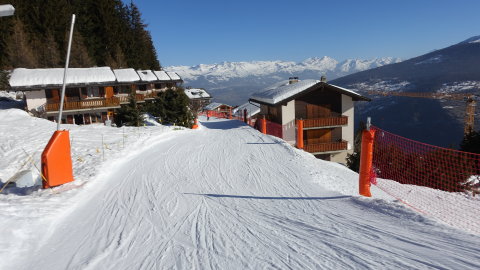 A 31 Trabanta lift alsó állomásához vezetö kék pálya, sok ski in/out szállással