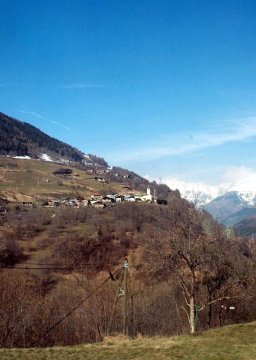Tignes előtt a völgyben már virágzik a domboldal
