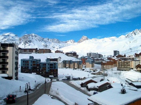 Kanyarban a sí-busz megálló