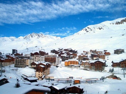 A házunk alatt, a völgy két oldalára induló liftek indító állomásal