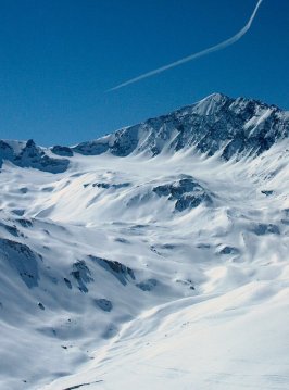 A dombon az Aig.Perceé (2748 m), felette az Aig.Chardonet csúcsa