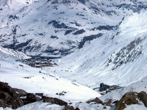 Balra, Tignes-Lavachet városrész, mögötte a Chevril-tó kék tükre