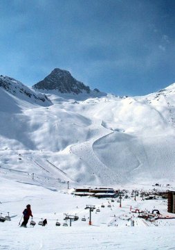 Fresse-hágóból lefelé vivő pálya. Szemben a Palet-hágó