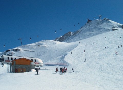 Paquis. Felette a tópartról induló Aeuroski kabin ami a Toviere-re visz