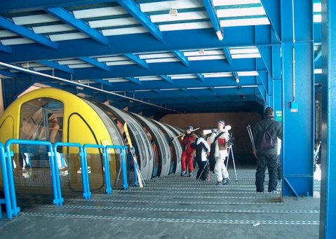 Szerelvény a felső végállomás csarnokában