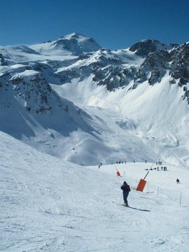 Lefelé tartó remek vezetésű piros pálya