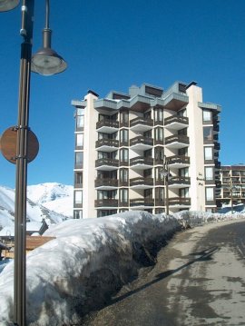 És lakóházunk, amit most pályán, alúlról közelítettünk meg