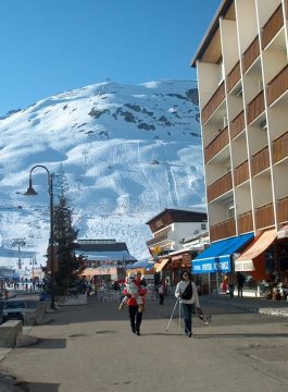 Háttérben az Olimpiai műlesikló pálya