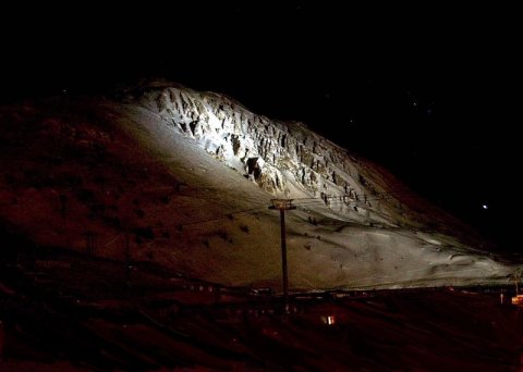 Megvilágított Troviere a tó felett