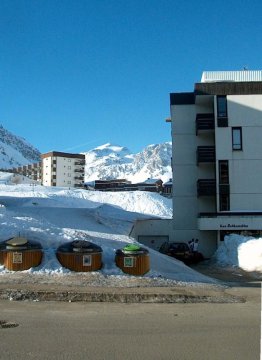 Érdekesség. Sülyesztett oriás szeméttárólók amiből kiemelhető nagy zsákok vannak