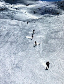 Itt még kora délután is porzik a hó