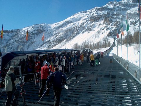 A vendéglő alatti völgy aljából (La Daille), Bellaverde-re induló barlangvasút alsó állomása