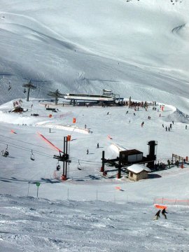 Alattunk a Marmottes és hátúl a Borsat lift, mely a Fresse-hágóba visz