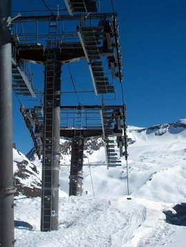 A felvonó átvisz az éles gerincen