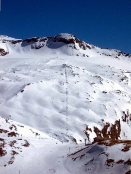 Az átkelő lift zenitjén, szemben a Cema lift nyomvonala a gleccser alatt