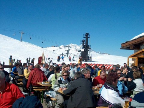 Rövid pihenő a zsúfolt teraszon a Solaise alatt