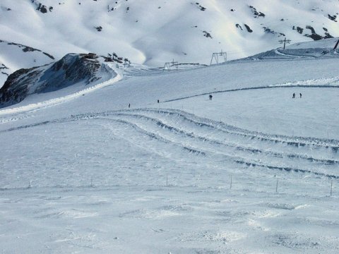 Az egyik nagyobb ívű piros, a másik rövidebb és meredekebb, fekete minősítésű