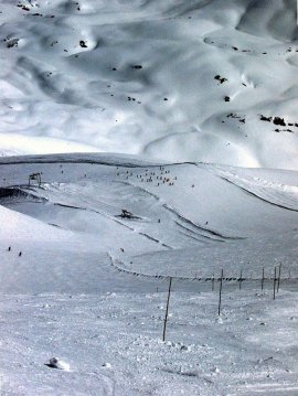 Lefelé tartó két párhuzamos pálya