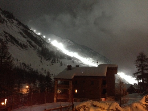 Face Olimpique de Bellevarde pálya éjszakai kivilágításban