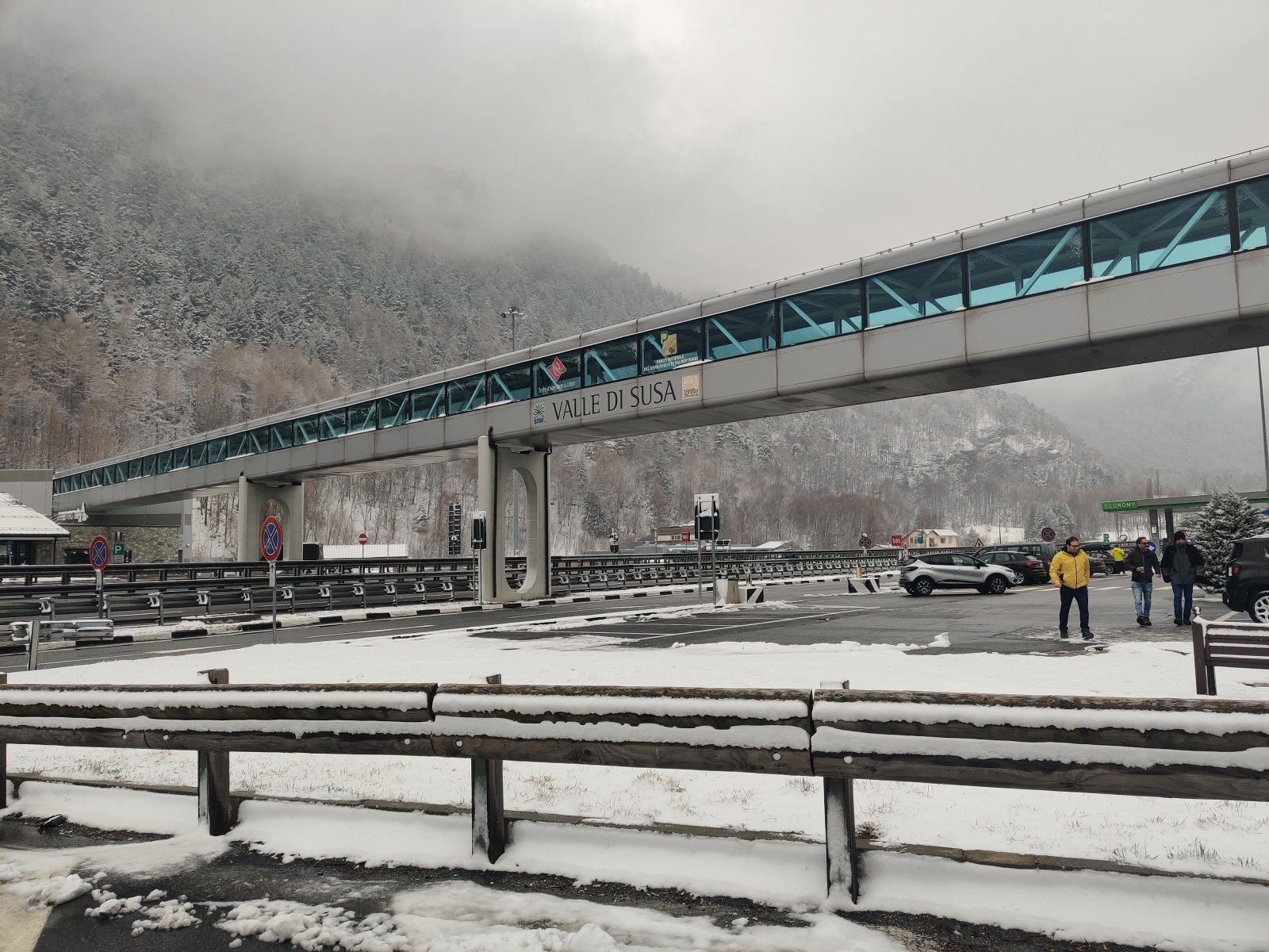 Susa, friss hó odafelé, a galéria végén ugyanerről a helyről egy kép, ahogy le van olvadva