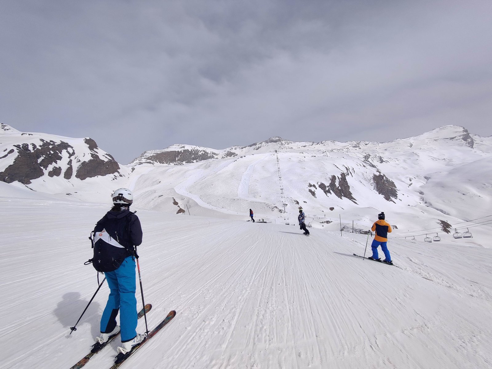 Tartunk a Col de L'Iséran felé, a rendszer talán egyetlen tényleg zöld pályáján. :D